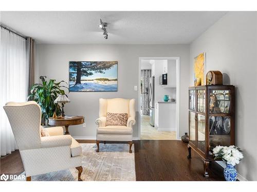 210 Anne Street N, Barrie, ON - Indoor Photo Showing Living Room