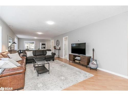 3152 Mosley Street, Wasaga Beach, ON - Indoor Photo Showing Living Room