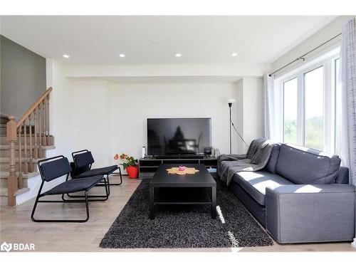 244 Esther Crescent Crescent, Thorold, ON - Indoor Photo Showing Living Room