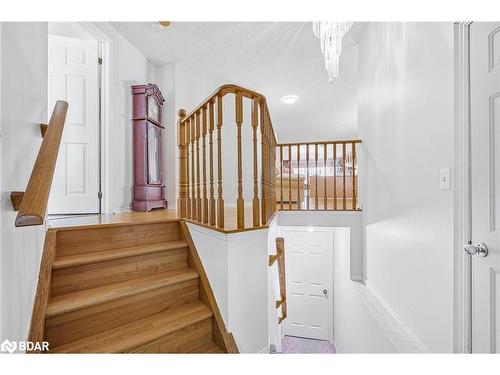 8 Clute Crescent, Barrie, ON - Indoor Photo Showing Other Room