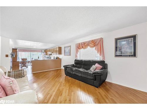 8 Clute Crescent, Barrie, ON - Indoor Photo Showing Living Room