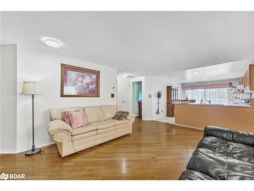 8 Clute Crescent, Barrie, ON - Indoor Photo Showing Living Room