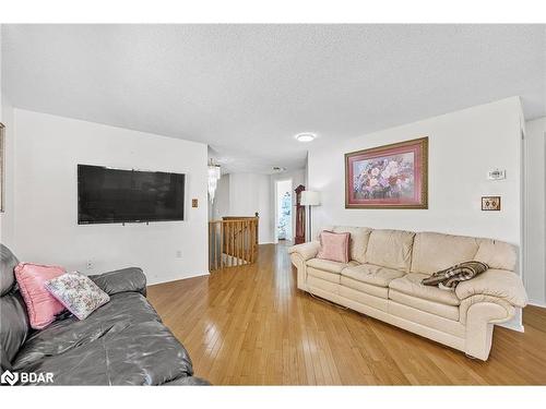 8 Clute Crescent, Barrie, ON - Indoor Photo Showing Living Room