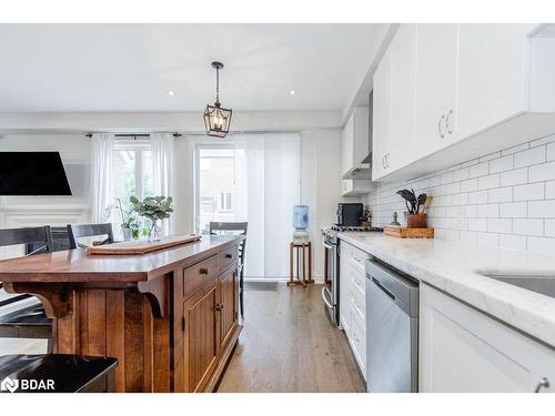 17 Clear Spring Avenue, Georgina, ON - Indoor Photo Showing Kitchen With Upgraded Kitchen