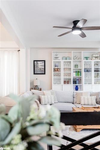 17 Clear Spring Avenue, Georgina, ON - Indoor Photo Showing Living Room