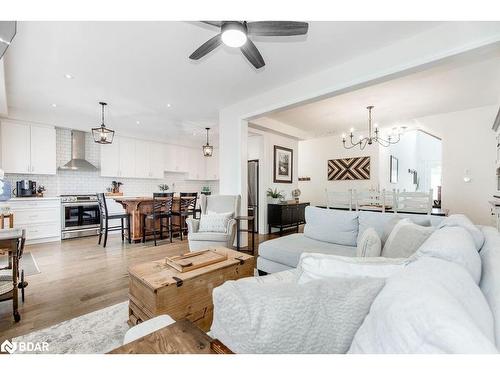 17 Clear Spring Avenue, Georgina, ON - Indoor Photo Showing Living Room