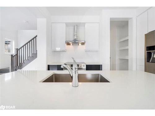 32 Mcbride Trail, Barrie, ON - Indoor Photo Showing Kitchen With Double Sink With Upgraded Kitchen