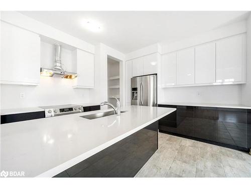 32 Mcbride Trail, Barrie, ON - Indoor Photo Showing Kitchen With Upgraded Kitchen