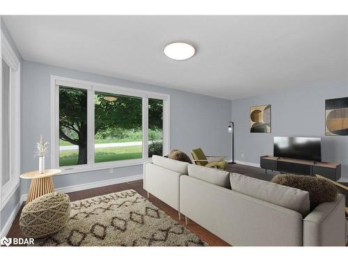 16 Joy Avenue, Oro-Medonte, ON - Indoor Photo Showing Living Room