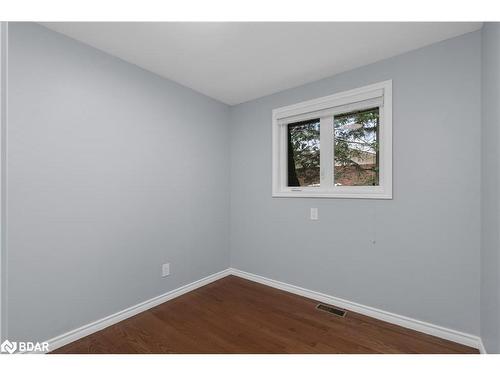 16 Joy Avenue, Oro-Medonte, ON - Indoor Photo Showing Other Room