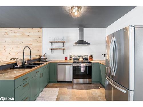 109 Revell Street, Gravenhurst, ON - Indoor Photo Showing Kitchen With Double Sink With Upgraded Kitchen