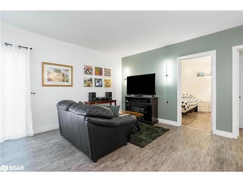 109 Revell Street, Gravenhurst, ON - Indoor Photo Showing Living Room