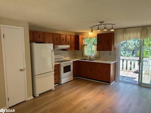 8 Hickling Trail, Barrie, ON - Indoor Photo Showing Kitchen