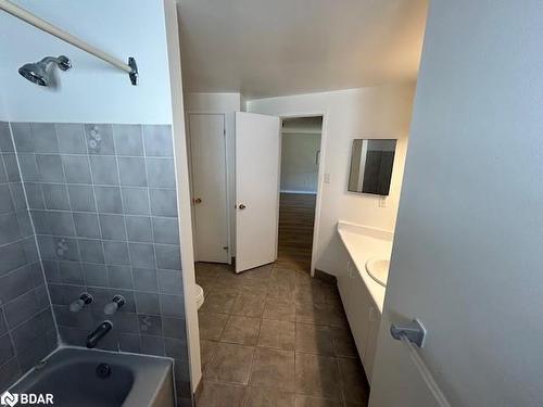 8 Hickling Trail, Barrie, ON - Indoor Photo Showing Bathroom