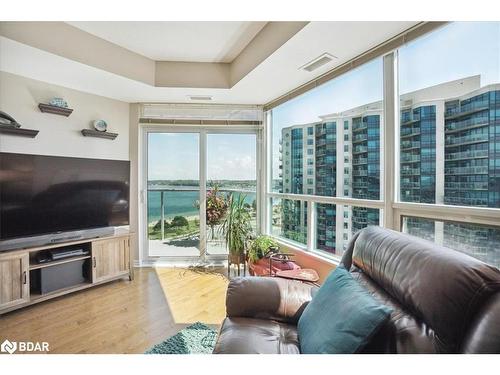 1109-33 Ellen Street, Barrie, ON - Indoor Photo Showing Living Room