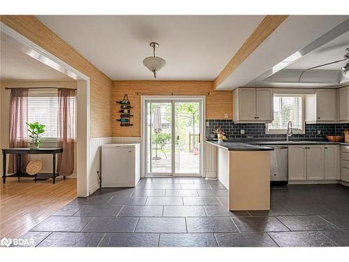 5 Michael Crescent, Barrie, ON - Indoor Photo Showing Kitchen