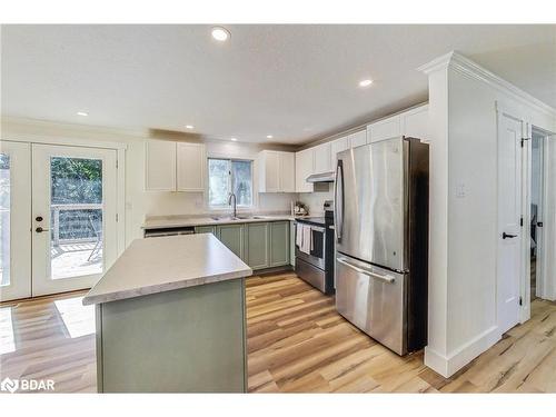 206 Burns Circle, Barrie, ON - Indoor Photo Showing Kitchen