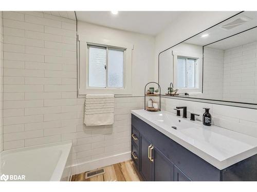 206 Burns Circle, Barrie, ON - Indoor Photo Showing Bathroom