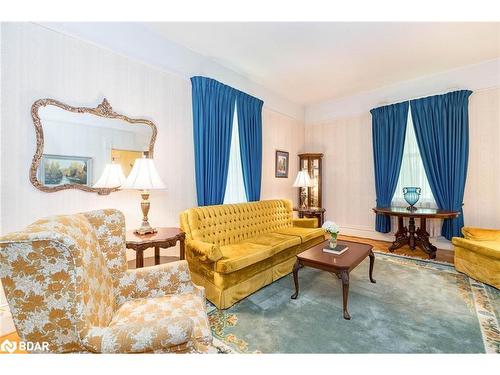 4 Thomas Street, Glencairn, ON - Indoor Photo Showing Living Room