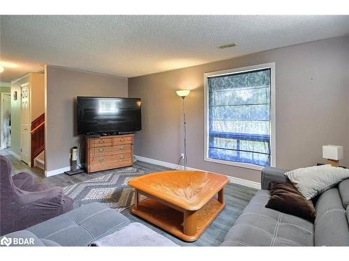 967 11 Line N, Oro-Medonte, ON - Indoor Photo Showing Living Room