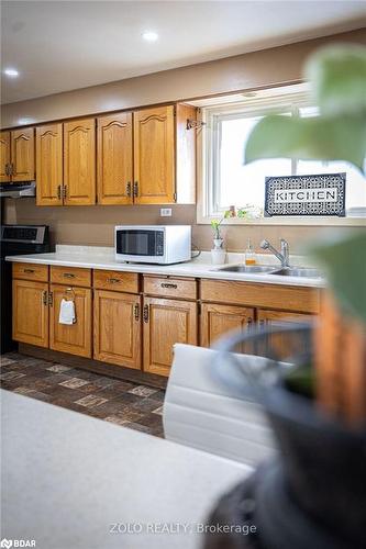 31 Applewood Lane, London, ON - Indoor Photo Showing Kitchen With Double Sink