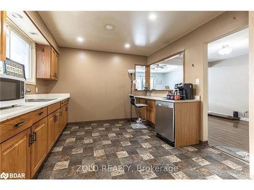 31 Applewood Lane, London, ON - Indoor Photo Showing Kitchen