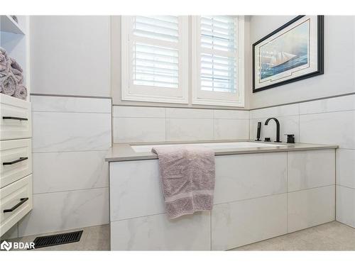 1 Bunker Place, Oro-Medonte, ON - Indoor Photo Showing Bathroom