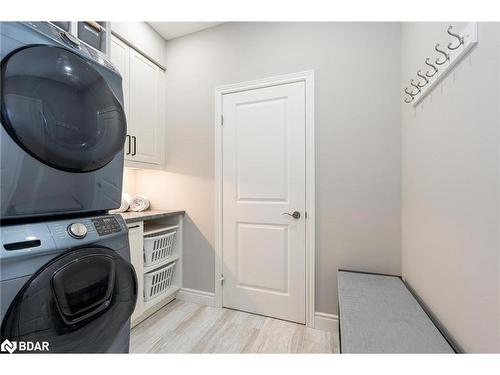 1 Bunker Place, Oro-Medonte, ON - Indoor Photo Showing Laundry Room