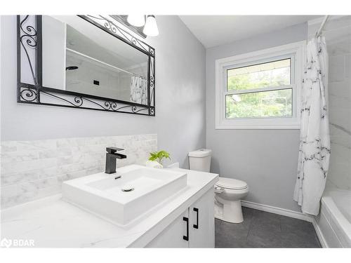 28 Harding Avenue, Barrie, ON - Indoor Photo Showing Bathroom