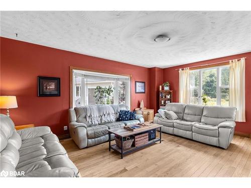 2819 Old Orchard Road, Utopia, ON - Indoor Photo Showing Living Room