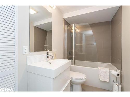 21 Duval Drive, Barrie, ON - Indoor Photo Showing Bathroom