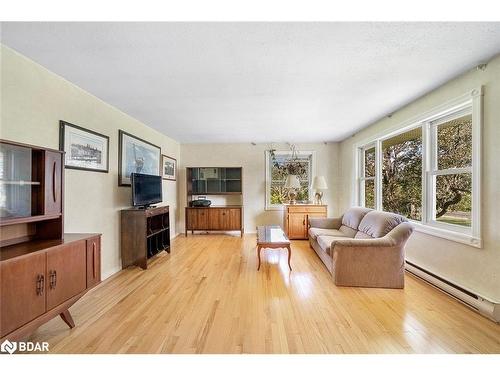 1736 Killarney Beach Road, Innisfil, ON - Indoor Photo Showing Living Room