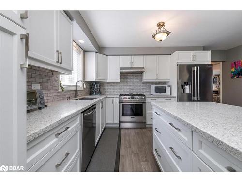 6 White Elm Road, Barrie, ON - Indoor Photo Showing Kitchen With Upgraded Kitchen