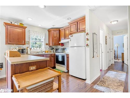 1398 Old Second Road North Road, Hillsdale, ON - Indoor Photo Showing Kitchen