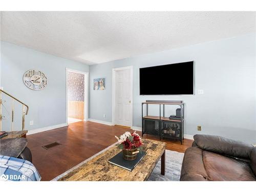 15 George Street, Innisfil, ON - Indoor Photo Showing Living Room