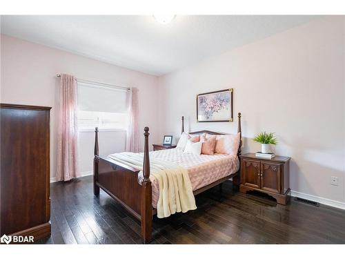 8 Orleans Avenue, Barrie, ON - Indoor Photo Showing Bedroom