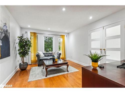 3908 Densbury Drive, Mississauga, ON - Indoor Photo Showing Living Room