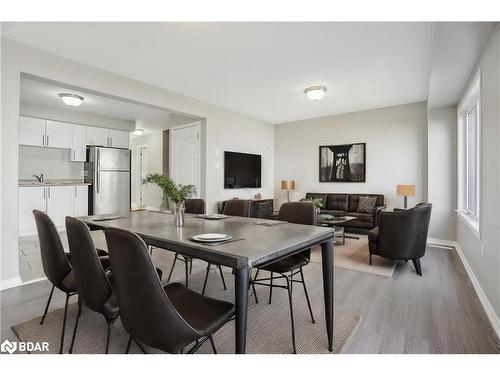 10-90 Sovereign'S Gate, Barrie, ON - Indoor Photo Showing Dining Room