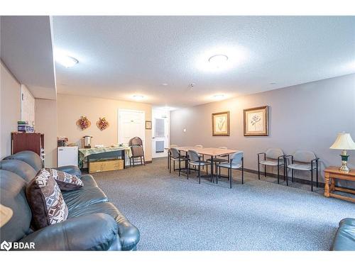 114-49 Jacobs Terrace, Barrie, ON - Indoor Photo Showing Living Room