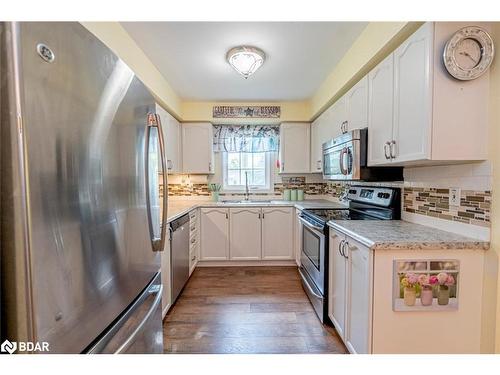 114-49 Jacobs Terrace, Barrie, ON - Indoor Photo Showing Kitchen With Double Sink With Upgraded Kitchen