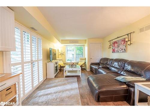 114-49 Jacobs Terrace, Barrie, ON - Indoor Photo Showing Living Room