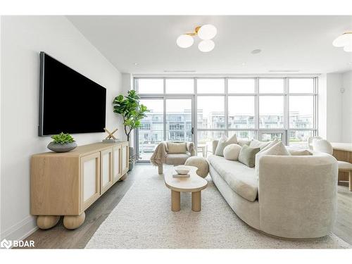 3736 Mangusta Court, Innisfil, ON - Indoor Photo Showing Living Room