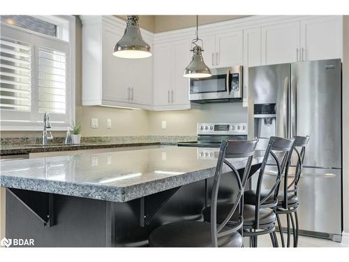 28 Gwendolyn Street, Barrie, ON - Indoor Photo Showing Kitchen With Upgraded Kitchen