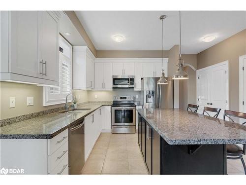 28 Gwendolyn Street, Barrie, ON - Indoor Photo Showing Kitchen With Upgraded Kitchen