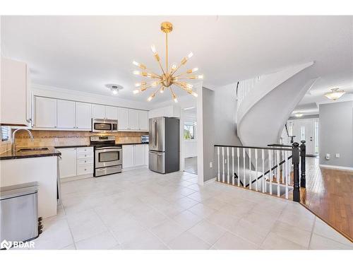 33 Glen Oak Court, Barrie, ON - Indoor Photo Showing Kitchen