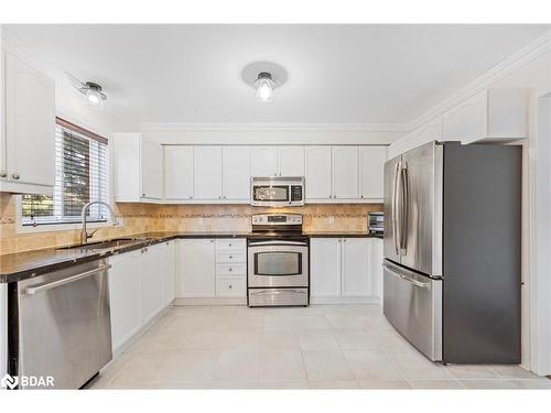 33 Glen Oak Court, Barrie, ON - Indoor Photo Showing Kitchen