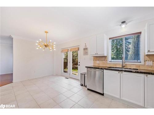 33 Glen Oak Court, Barrie, ON - Indoor Photo Showing Kitchen