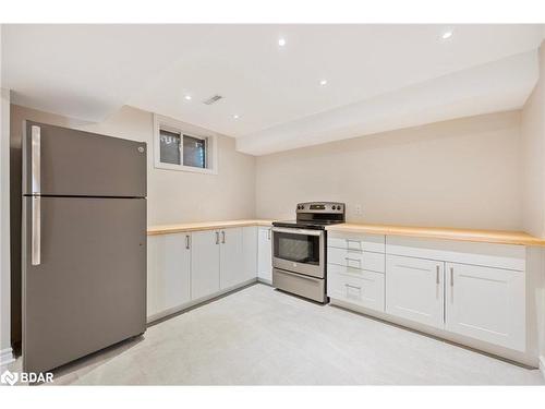 33 Glen Oak Court, Barrie, ON - Indoor Photo Showing Kitchen