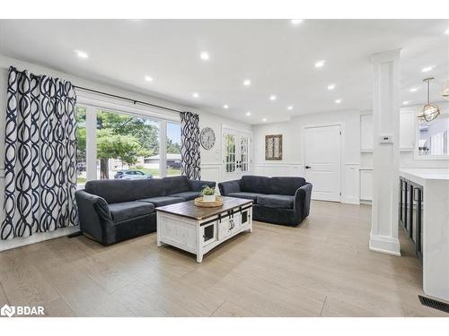 2199 Richard Street, Innisfil, ON - Indoor Photo Showing Living Room