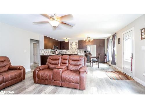 3915 Pine Rock Avenue, Innisfil, ON - Indoor Photo Showing Living Room